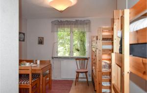 um quarto com uma mesa, uma cama e uma secretária em Pet Friendly Home In Tormestorp With Kitchen em Tormestorp