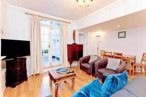 a living room with a couch and a table at Gorgeous central London 2-bed flat in London