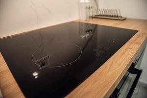 un four micro-ondes noir installé au-dessus d'un comptoir de cuisine dans l'établissement Dimora Bianca, à Catane