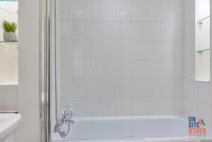 OnSiteStays - Contemporary 2 Bed Apt with Ensuite, 2 x Free Parking Spaces & a Balcony的一间浴室
