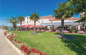 Ogród w obiekcie 1 Bedroom Amazing Apartment In Biograd
