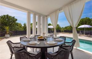 GaricaにあるVilla La Vie Krkのダイニングルーム(テーブル、椅子付)、プール