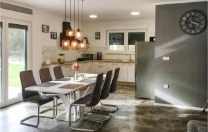 una cucina con tavolo, sedie e frigorifero di 3 Bedroom Gorgeous Home In Seliste Dreznicko a Seliste Dreznicko