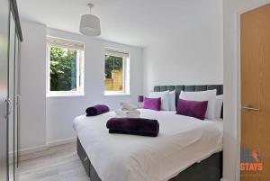 OnSiteStays - Contemporary 2 Bed Apt with Ensuite, 2 x Free Parking Spaces & a Balcony客房内的一张或多张床位