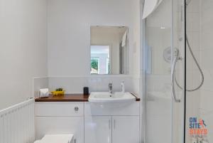 达特福德OnSiteStays - Contemporary 2 Bed Apt with Ensuite, 2 x Free Parking Spaces & a Balcony的带水槽和淋浴的白色浴室