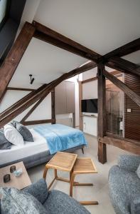 - une chambre avec un lit et deux chaises dans l'établissement LANTerna Boutique Hotel, à Srbac