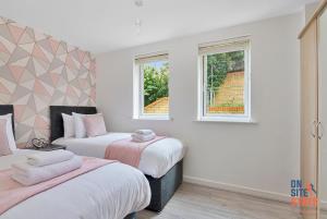 OnSiteStays - Contemporary 2 Bed Apt with Ensuite, 2 x Free Parking Spaces & a Balcony客房内的一张或多张床位