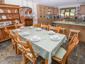 a dining room with a table and chairs in a kitchen at Hafan Dawel in Llanfyrnach