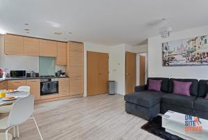 达特福德OnSiteStays - Contemporary 2 Bed Apt with Ensuite, 2 x Free Parking Spaces & a Balcony的带沙发和桌子的客厅