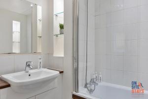 OnSiteStays - Contemporary 2 Bed Apt with Ensuite, 2 x Free Parking Spaces & a Balcony的一间浴室