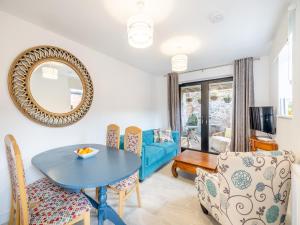 un salon avec une table bleue et des chaises dans l'établissement Eleni Loulou - Uk43585, à Ellesmere