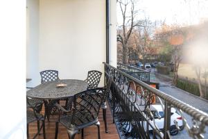 un balcone con tavolo e sedie da patio di Aloj Zakopane by Loft Affair a Zakopane