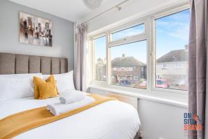 - une chambre avec un lit blanc et une fenêtre dans l'établissement OnSiteStays - Cosy 2-Bedroom Apartment with Private Entrance & Long Stay Prices, à Gravesend