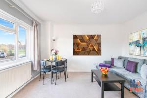 sala de estar con sofá y mesa en OnSiteStays - Cosy 2-Bedroom Apartment with Private Entrance & Long Stay Prices, en Gravesend