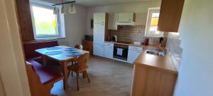 Kuchyň nebo kuchyňský kout v ubytování Ferienwohnung Rauchkofelblick