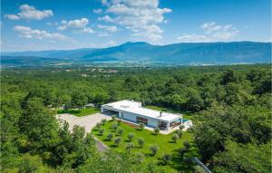 KršanにあるVilla Nicol Tireliの白屋の森の上空