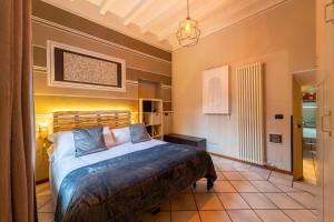 een slaapkamer met een groot bed in een kamer bij Sericum Apartment by Wonderful Italy in Como