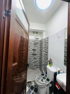 a bathroom with a shower and a toilet and a sink at Appart à 2 min de Casanearshore in Casablanca