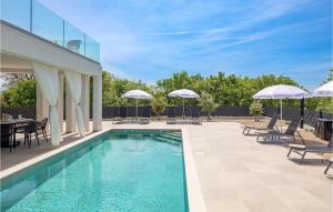 GaricaにあるVilla La Vie Krkのスイミングプール(テーブル、椅子、パラソル付)