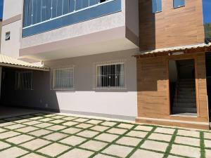uma vista frontal de uma casa com piso em azulejo em Apt novo (com ar condicionado) Santa Teresa - ES em Santa Teresa