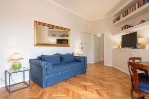 niebieską kanapę w salonie ze stołem w obiekcie Top View Luxury apartment Piazza del Popolo w Rzymie