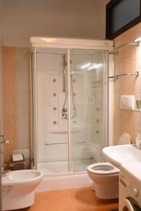 ein Bad mit einer Dusche, einem WC und einem Waschbecken in der Unterkunft White Oplonti House in Torre Annunziata