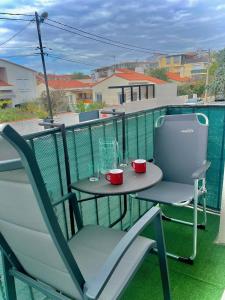 a balcony with a table and chairs on a balcony at Appartement T2 lumineux, moderne avec parking et wifi - 4SABLE16 in Canet-en-Roussillon