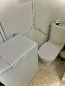 een badkamer met een wit toilet en een wastafel bij Appartement T2 lumineux, moderne avec parking et wifi - 4SABLE16 in Canet-en-Roussillon