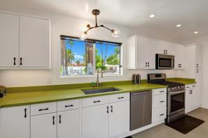 Köök või kööginurk majutusasutuses Ultra-Chic, Mid-century- Resort Style Pool, Spa & Fire Pit 2BD/2BTH in Movie Colony