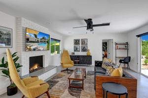 Istumisnurk majutusasutuses Ultra-Chic, Mid-century- Resort Style Pool, Spa & Fire Pit 2BD/2BTH in Movie Colony
