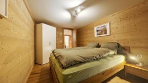 Imhof Alpine B&B Apartments客房内的一张或多张床位
