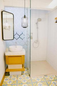 y baño con lavabo y ducha. en Casa Amarta - Canggu en Canggu