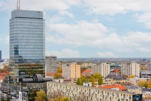 - une vue sur une ville avec un grand bâtiment dans l'établissement Warsaw Centre Saski Garden Apartment by Renters, à Varsovie