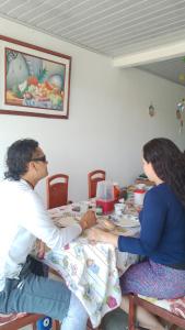 un homme et une femme assis à une table dans l'établissement Hostal Makesa Tatacoa, à Villavieja