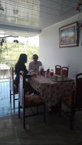 un hombre y una mujer sentados en una mesa en Hostal Makesa Tatacoa, en Villavieja