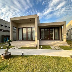 un gran edificio con ventanas de cristal en un patio en TANA Beach Villas, en Lian