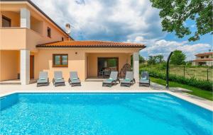 una villa con piscina frente a una casa en Villa Dora N, en Nedeščina