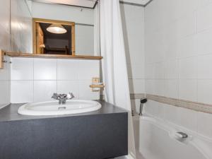 a bathroom with a sink and a bath tub at Appartement Val-d'Isère, 5 pièces, 8 personnes - FR-1-518-94 in Val-d'Isère