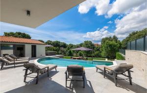 リジュニャンにあるVilla Cascadaのパティオ(スイミングプール、椅子付)、