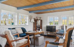 sala de estar con sofá y TV en Amazing Home In Horslunde With Kitchen en Horslunde