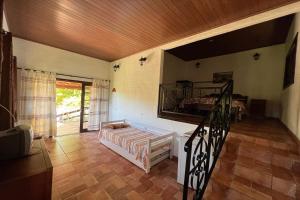 1 dormitorio con litera y escalera en Estância Village de Cunha, en Cunha