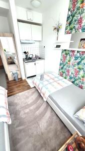 a small room with a bed and a kitchen at Appartement Bahnhof in Mainz