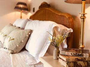 Pass the Keys Old Beams Luxury Style & Comfort in Town Centre tesisinde bir odada yatak veya yataklar