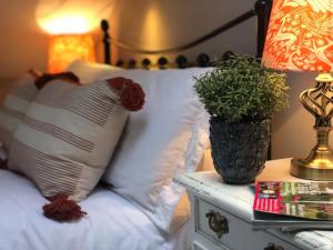 Pass the Keys Old Beams Central Bakewell Stylish Duplex for 5客房内的一张或多张床位