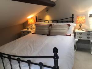 Pass the Keys Old Beams Central Bakewell Stylish Duplex for 5客房内的一张或多张床位