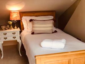 Pass the Keys Old Beams Central Bakewell Stylish Duplex for 5客房内的一张或多张床位