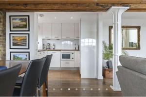 Kitchen o kitchenette sa Luxury Artistic 2 Bedroom w/Balcony-Great Location Central London