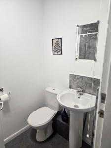 ダービーにあるHereford House - Welcome Short Staysのトイレと洗面台を備えた白いバスルーム