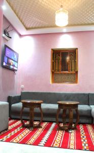 due tavoli in sala d'attesa con divano di Maison Moussaoui a Meknès