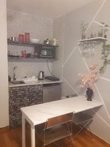 cocina con mesa blanca y fregadero en Monoambiente Completo en Bs As en Buenos Aires